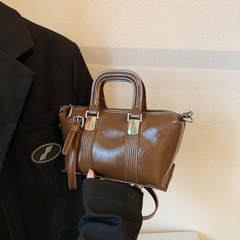 Retro texture small bag women 2025 new portable pillow bag premium versatile commuter messenger bag