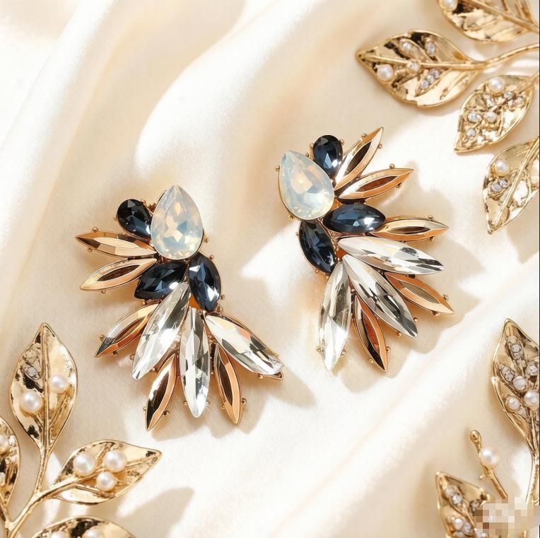 Retro Trend Irregular Geometric Flower Leaf Earrings - Simple, Fashionable, Light Luxury for Women