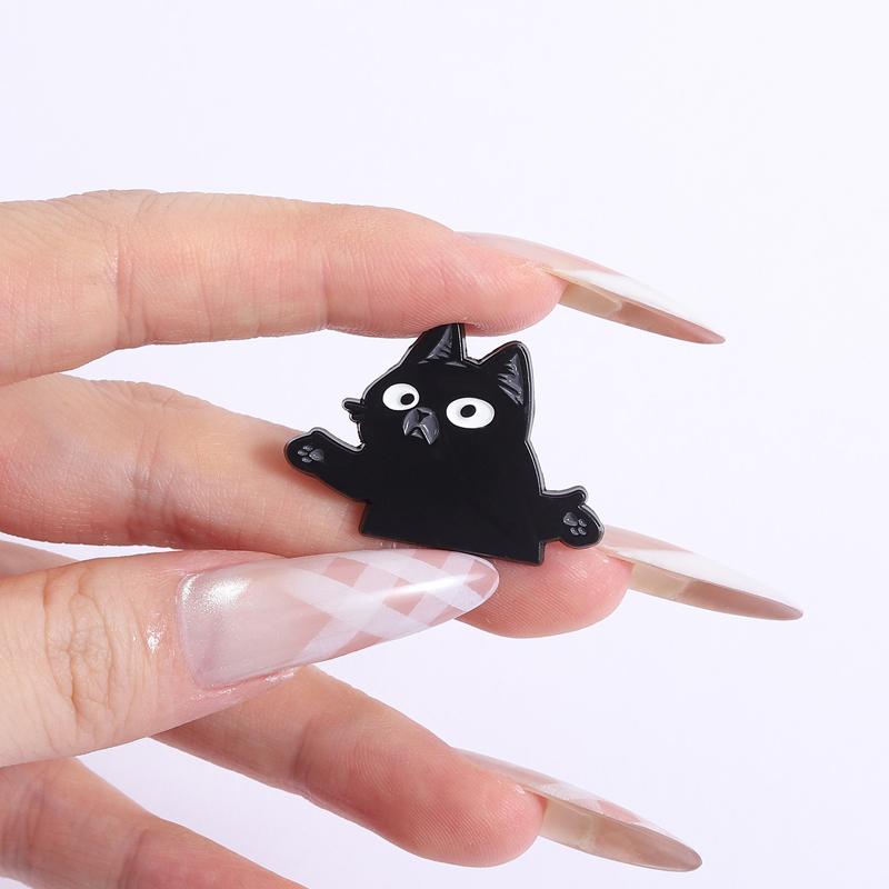 Schwarze Katze breitet Hände aus Emaille-Anstecknadeln Kundenspezifische Schattenkatzen-Broschen Reversabzeichen Kleidung Tier Schmuck Geschenk für Kinder Freunde