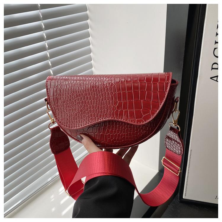 French Niche Bag Women's 2025 New Textured Messenger Bag Embossed Saddle Bag Fashionable Alligator Pattern Shoulder Bag