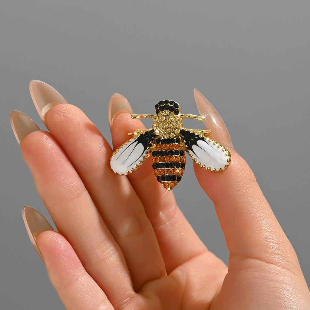 1Pc Retro Exquisite Bee Brooch Charm Unique Pin Creative Luxury Jewelry Accessories Party Birthday Gift Souvenir Wholesale 2026