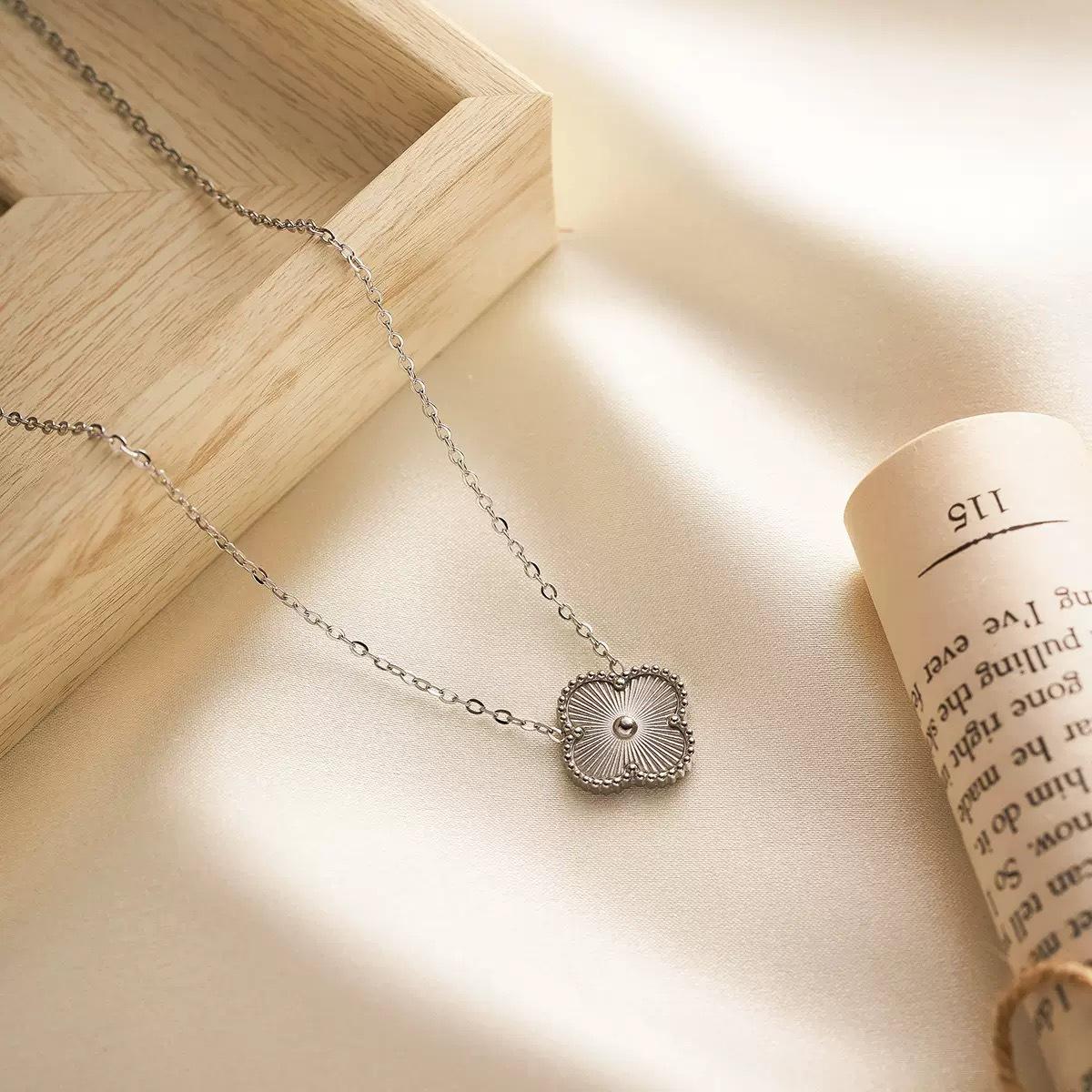 

Классическое, модное, минималистичное, изысканное ожерелье с клевером на удачу