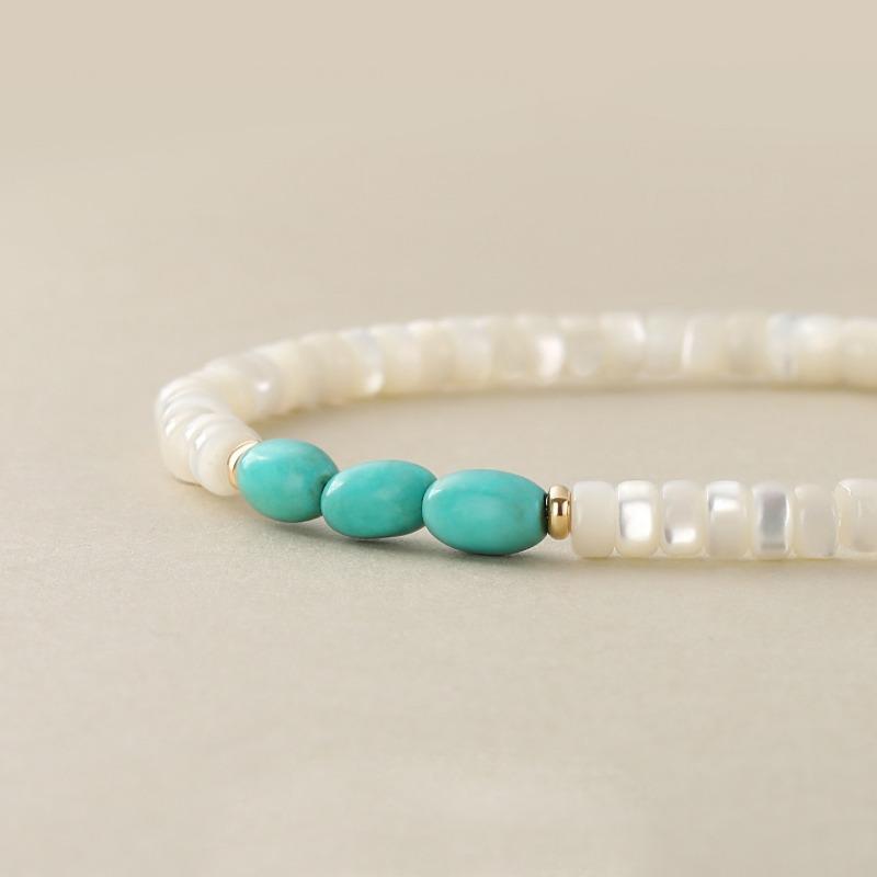 Elegantní náramek z bílých mušlí s tyrkysovými akcenty - Boho styl, ideální pro každodenní nošení nebo jako dárek
