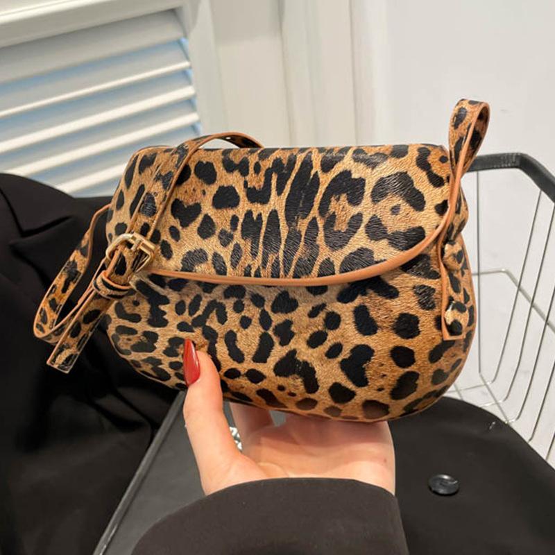 Simple and fashionable leopard print messenger bag for women 2025 summer new retro simple and fashionable foreign shoulder