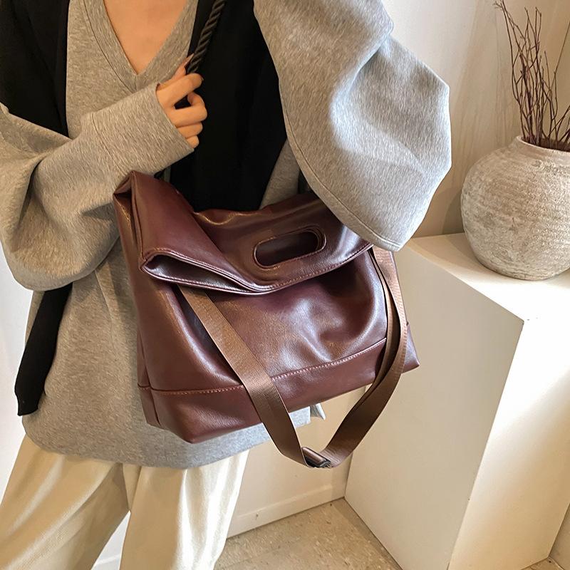 Retro Large-Capacity Soft-Sided Tote Bag, Female Popular Messenger Bag, Fashionable Underarm Bag.