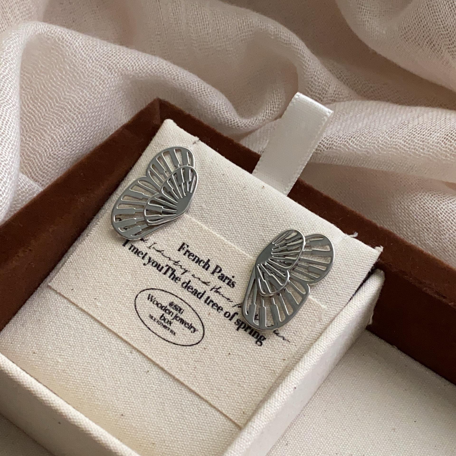 

Retro butterfly stud earrings Korean version of unique designer personalized style trendy earrings Seiko quality earrings