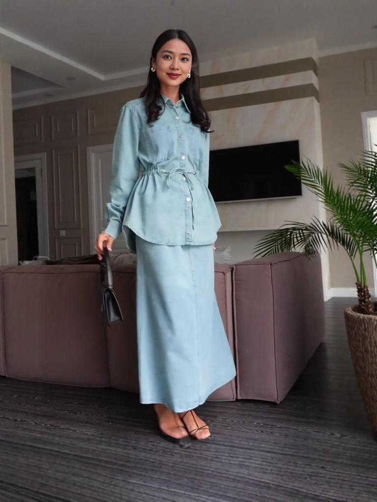 2025 Damen Hellblau Langarm Denim Hemdblusenkleid: Modischer europäischer und amerikanischer Stil für den Weg zur Arbeit