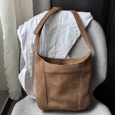 Nischen-High-End-Stil Wildleder-Tragetasche im Winter Neue Pendlertasche Vielseitige verstellbare Ein-Schulter-Umhängetasche