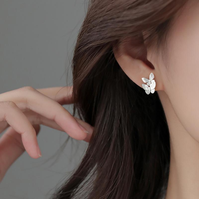 PONYKISS Kadınlar İçin Gümüş İğneli Kelebek Küpe Sevimli Moda Piercing Vida Topu Aksesuarları