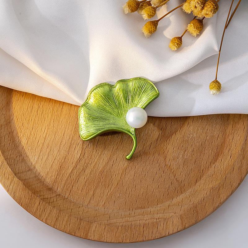 Fashion Green Three-Dimensional Leaf Brooch, Creative Plant Pearl Corsage Exquisite Pin Suit Accessories Women
