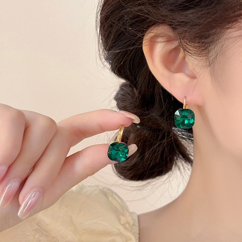 Elegant Square Crystal Stud Earrings with Zircon Ear Cuffs: A Simple Yet Luxurious Style