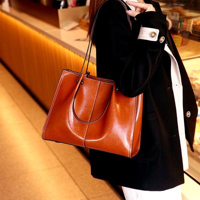 Cowhide Large Capacity Hand Bill Shoulder Tote Bag Vintage Commuter Bag Premium Oil Wax Leather Shoulder Bag