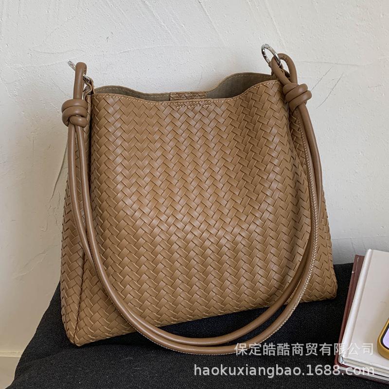 Bags Women's tote bags Large capacity messenger 2025 New retro versatile shoulder bags Popular bucket bags this year