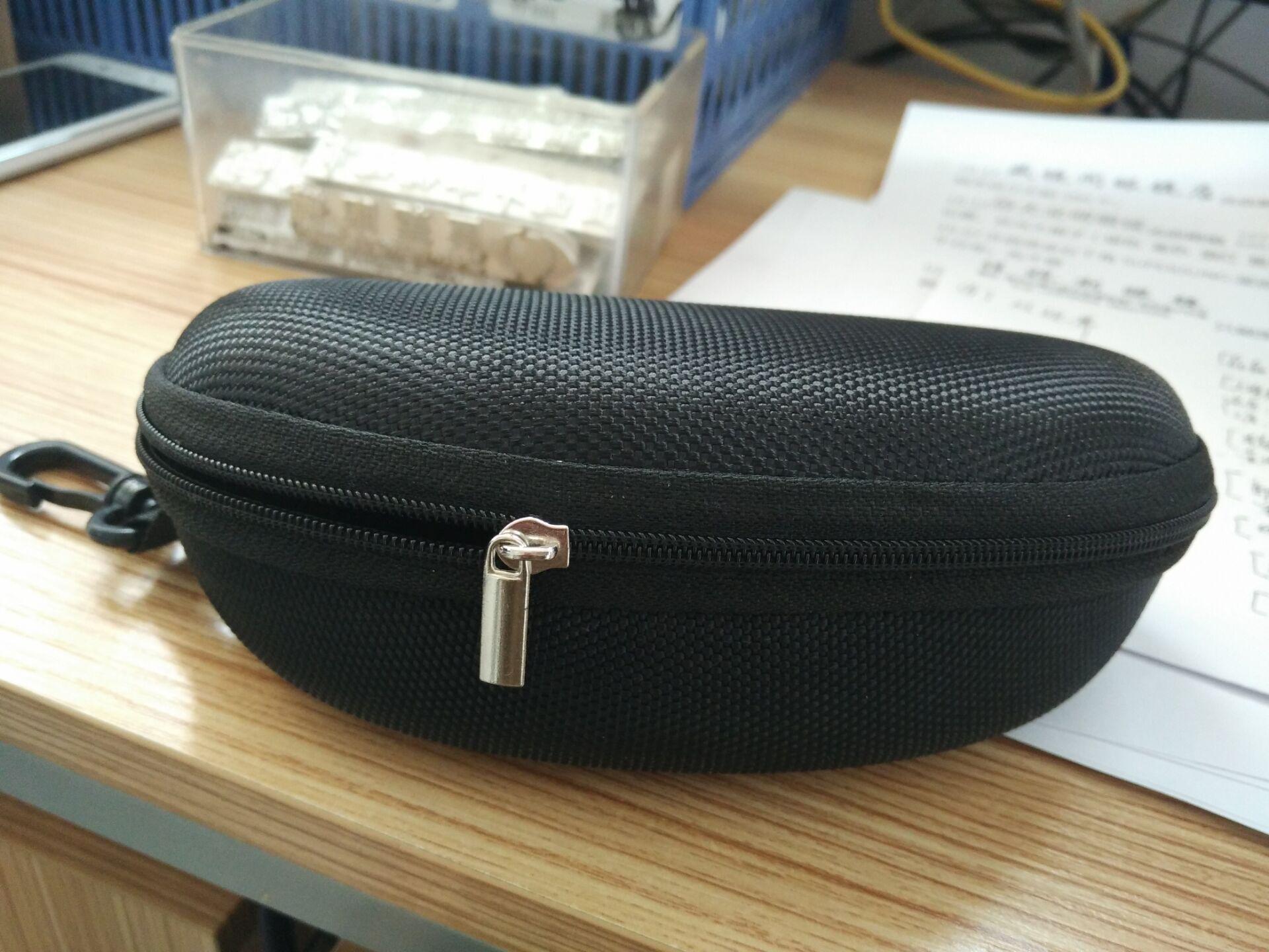 

«Чехол для солнцезащитных очков из ЭВА, устойчивый к сжатию, с крючком и молнией — портативный черный футляр для использования на открытом воздухе» 168 x 75 x 67 mm чёрный