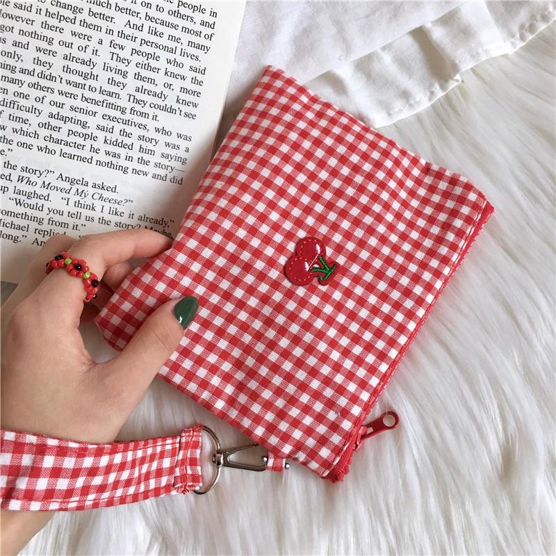 

Red cherry canvas makeup bag, portable and easy to carry. Red plaid, large capacity cosmetic lipstick storage bag красный