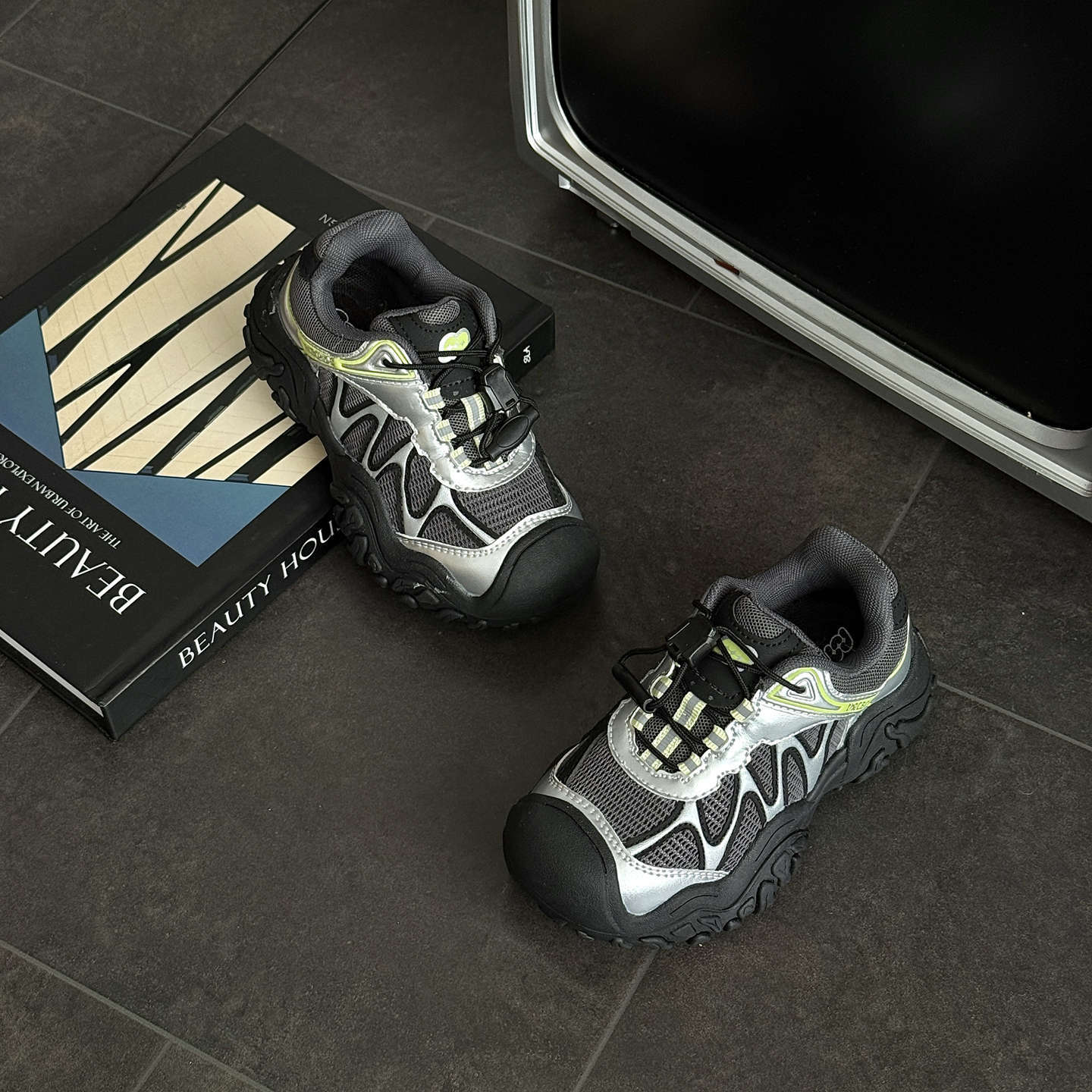 

XSHX retro functional mountaineering classmates outdoor autumn new double net hiking boys and girls drawstring grip rubber Wenzhou shoes 30 серебряный серый