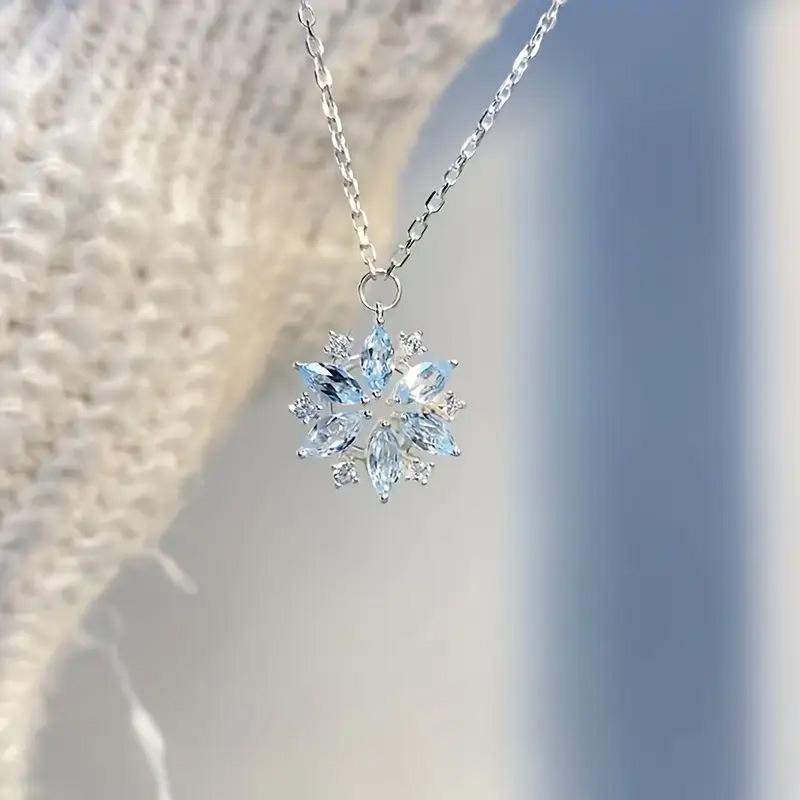 Collana Fiocco di Neve Azzurro Cielo - Ciondolo Decorativo da Donna, Raffinato Accessorio di Moda, Regalo Perfetto di Natale o Compleanno per la Fidanzata