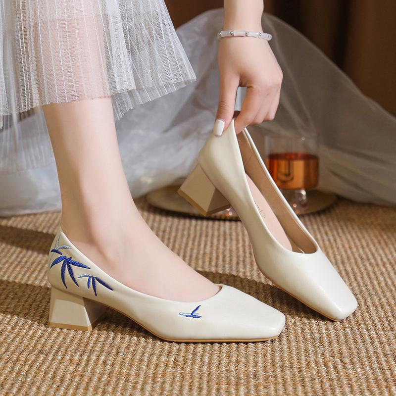 

Модная женская обувь 2024 года, высококачественные женские туфли на высоком каблуке с вышивкой, для офиса и карьеры, новые туфли на квадратном носке с твердым каблуком для женщин 40 покинуть белый