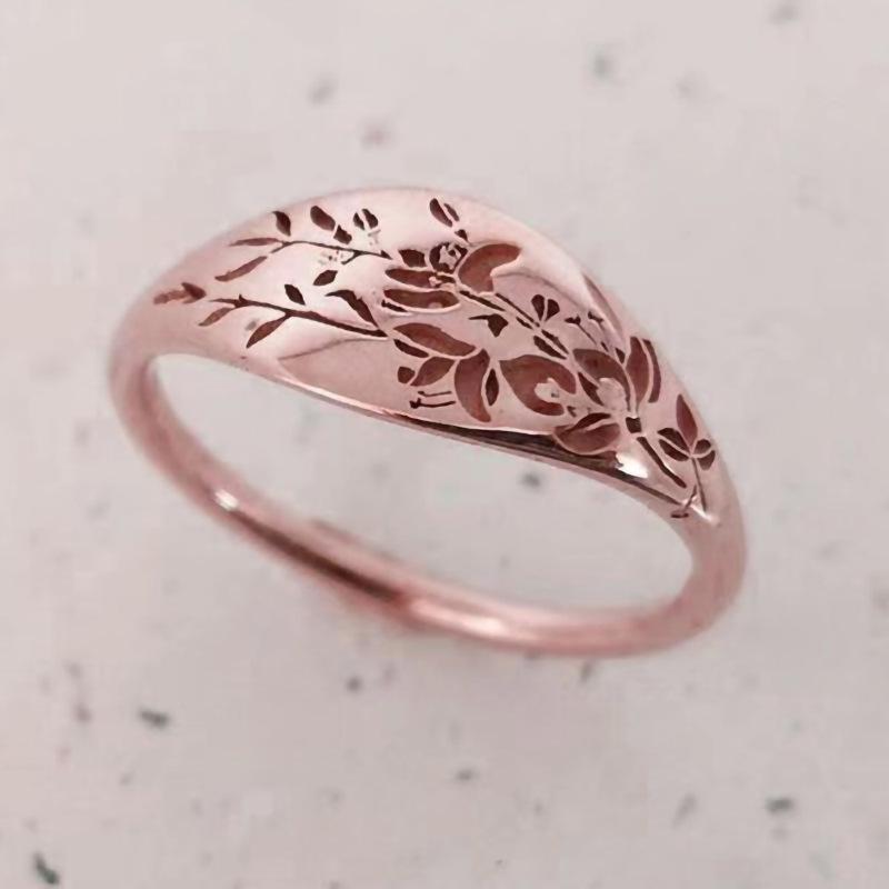 Stylish Floral Ring: Creative Metallic Design for Women