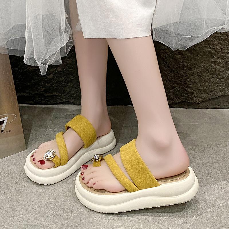 Thick-soled slippers for women's summer wear, stepping on shit 2025 new set of toe sandals, beach fashion with skirts, cool slippers for women