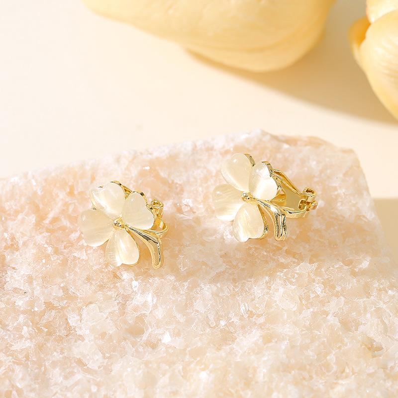 

Высококачественные серьги «кошачий глаз» с четырьмя листами клевера, милые и стильные маленькие универсальные и элегантные женские изысканные популярные серьги ear clip белый