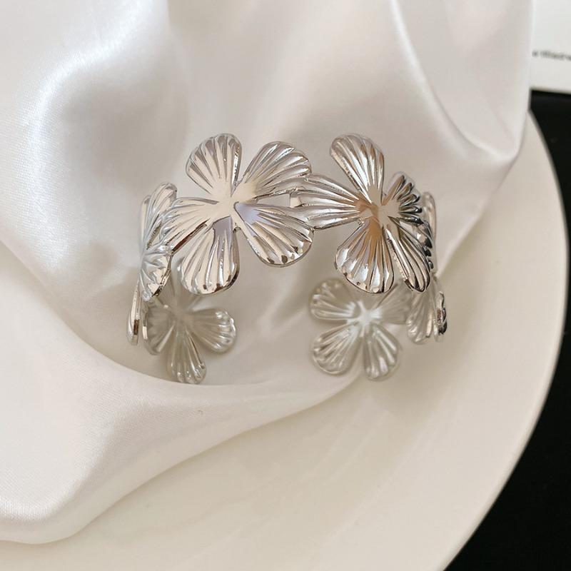 Metal flower pattern opening bracelet casual fashion personality temperament bracelet light luxury niche jewelry
