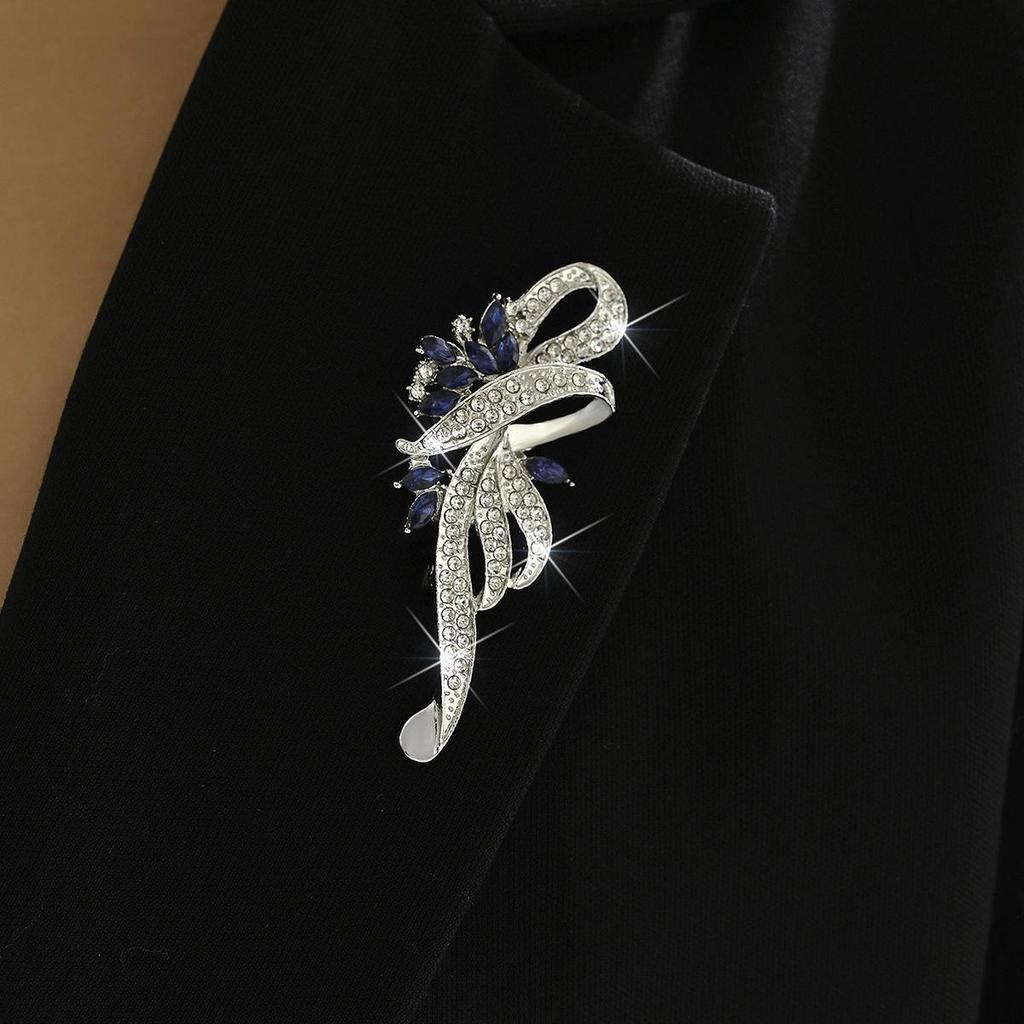 Luxury Crystal Brooch: Versatile European & American Coat Suit Accessory