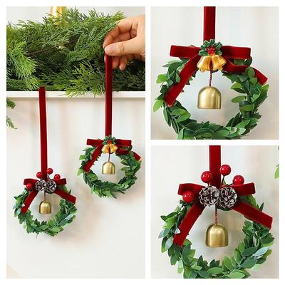Mini Ornements de Couronne de Noël avec Clochette Dorée - Décoration à Suspendre avec Ruban Rouge avec Pomme de Pin & Baie pour Arbre de Noël, Porte & Décorations Festives pour la Maison