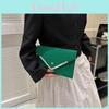Sac Enveloppe Rétro Élégant Pour Femmes Dans Des Couleurs Tendance Parfait Pour Les Tenues Décontractées D'été