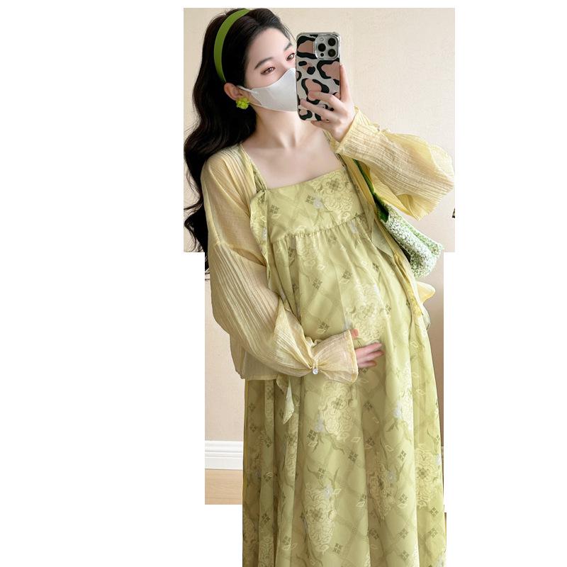 

Elegant Chinese Style Maternity Two-Piece: Sun Protection Cardigan & Slimming Floral Slip Dress L