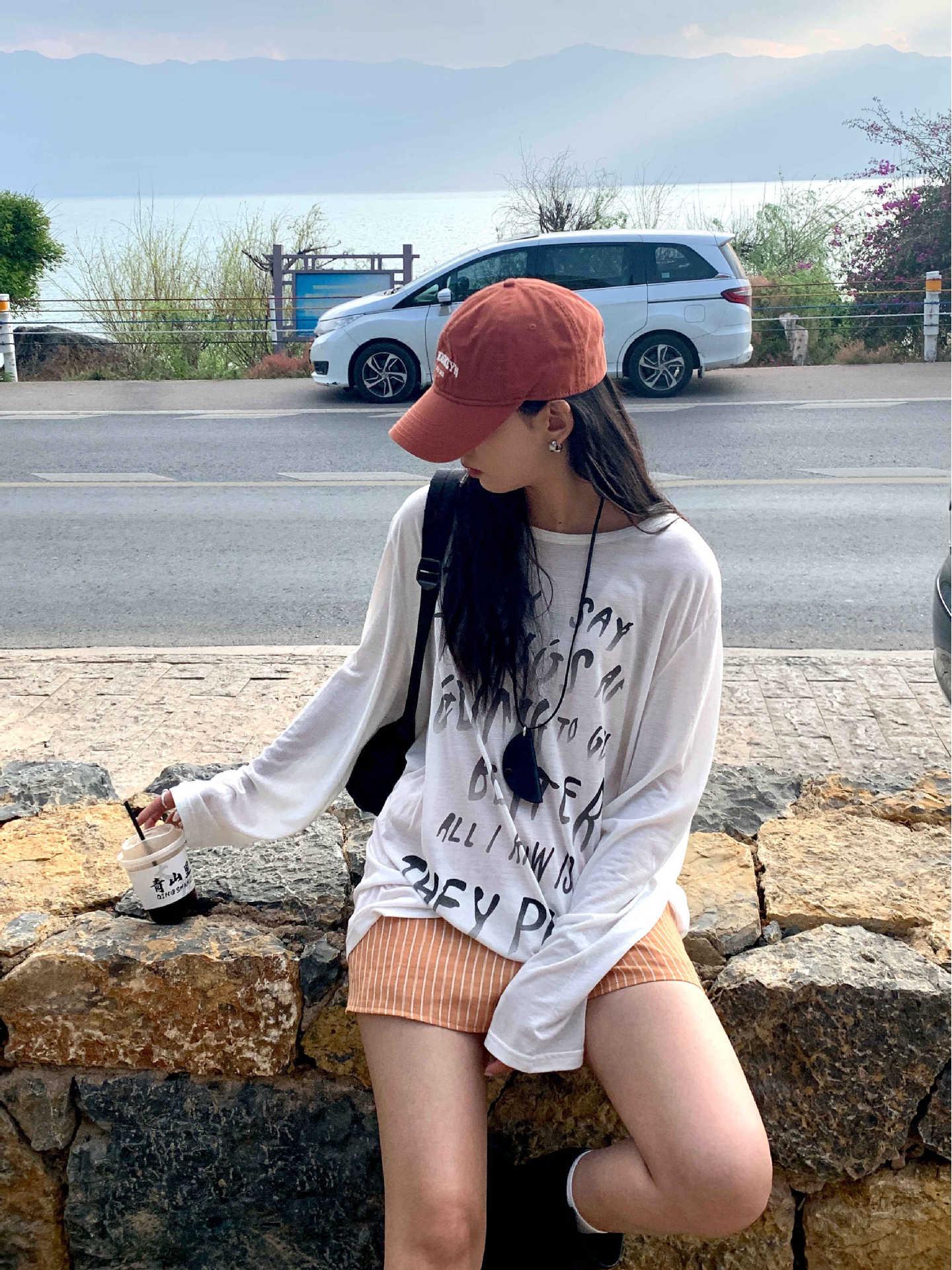 

Женская летняя мода 2025 - Хуан Чжэн Пуловер свободного кроя с круглым вырезом и принтом букв, топ для защиты от солнца One Size белый