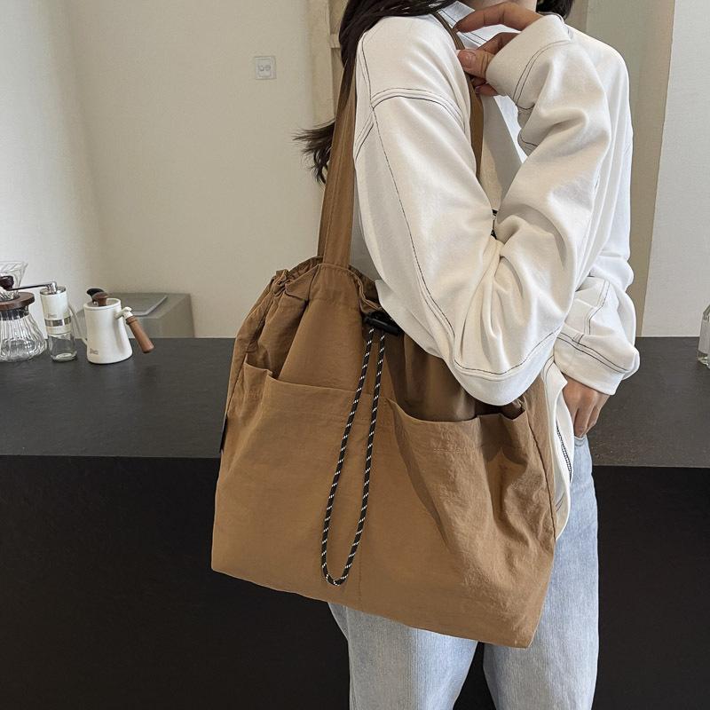 Женская сумка через плечо большой вместимости — фото 4