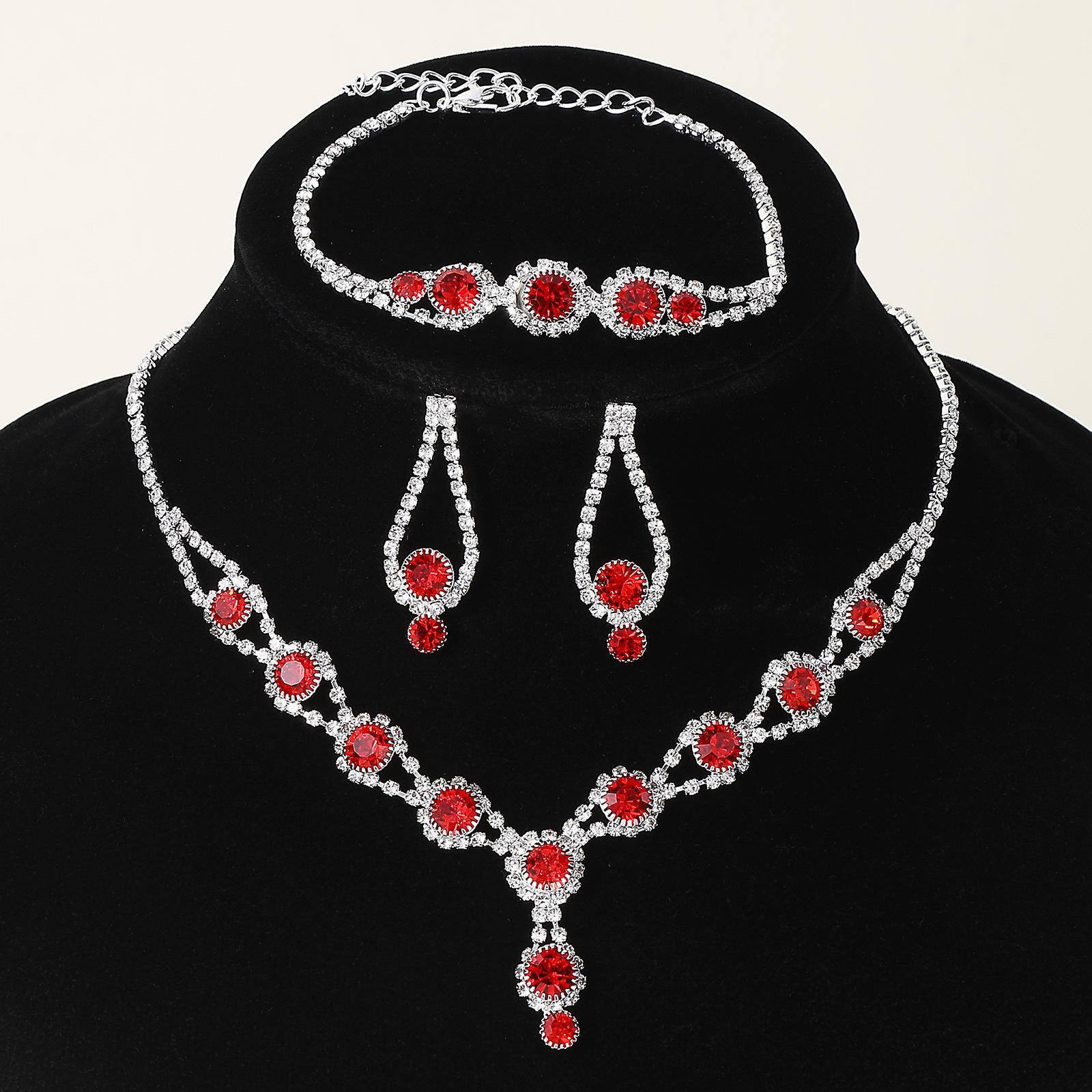 **Элегантный набор из трех украшений в стиле легкой роскоши**: Серьги, Браслет, Ожерелье** красный