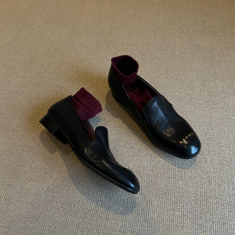 

Версия из мягкой кожи~ ретро лоферы на низком каблуке на один педаль, круглый носок, заклепки, маленькие кожаные туфли, женские британские универсальные туфли для работы 35