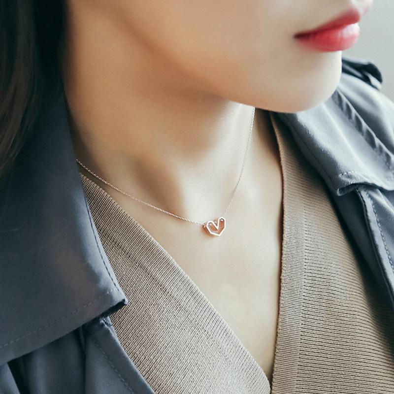 Hollow Love Heart-shaped Necklace for Women, Japanese and Korean Fashion Temperament, Personalized and Versatile Peach Heart Pendant Collarbone Chain