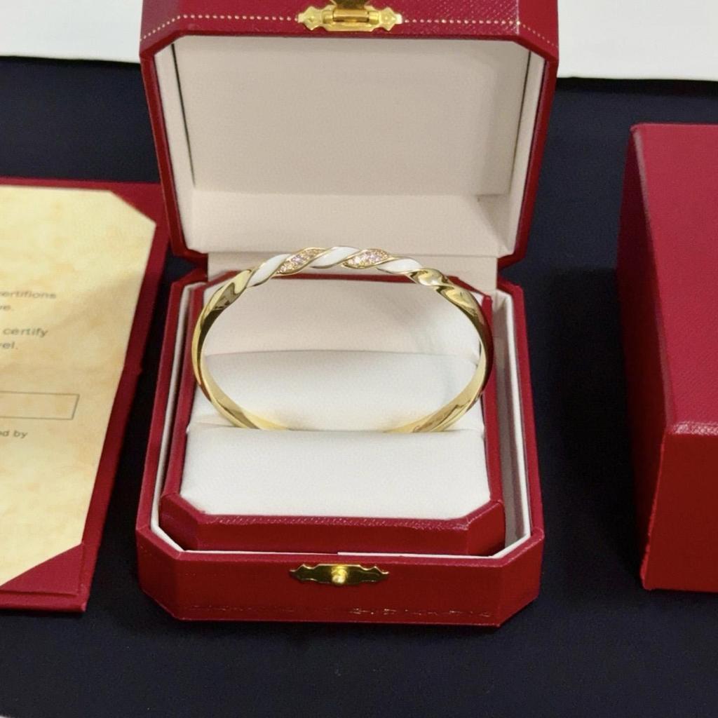 Open Rotating Bracelet of High Quality V Micro Inlaid Craftsmanship 18K Gold Plating Material Unisex Gift for Girlfriend