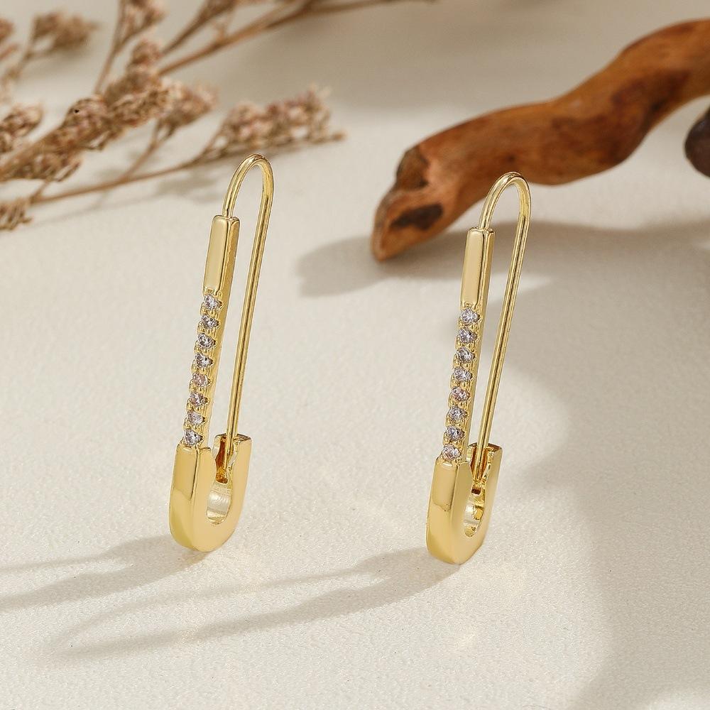 Creative, exquisite, compact paper clip earrings for girls, simple and versatile, high-end and elegant earrings
