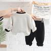 Stilvolles Strickjacken-Dreiteiliges Set mit geprägten Buchstaben für Jungen: Trendiges Frühling/Herbst-Outfit