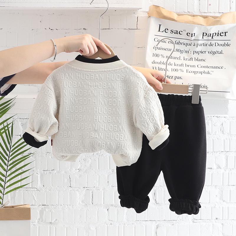 Stilvolles Strickjacken-Dreiteiliges Set mit geprägten Buchstaben für Jungen: Trendiges Frühling/Herbst-Outfit