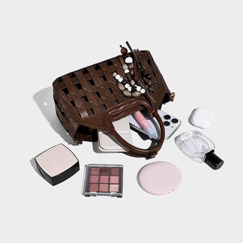 Vintage Woven 2025 Niche Design Bucket Bag Autumn New Style Basket Bag Elegant Versatile Handbag Shoulder Bag