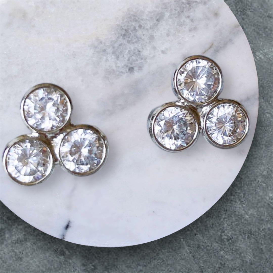 

[USED] Roberta Challela s classic platinum-plated 3-stud earrings with beautiful sparkle