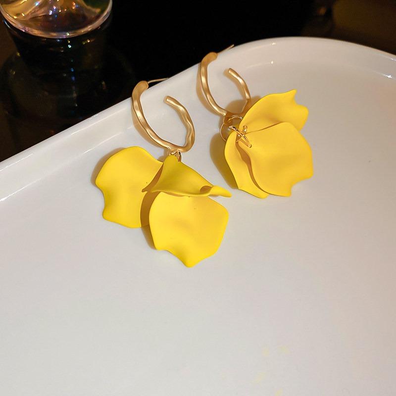 Yellow-colored Flower Earrings - Luxurious and High-end Style, Sweet and Elegant, Suitable for All Occasions and Versatile In Wear.