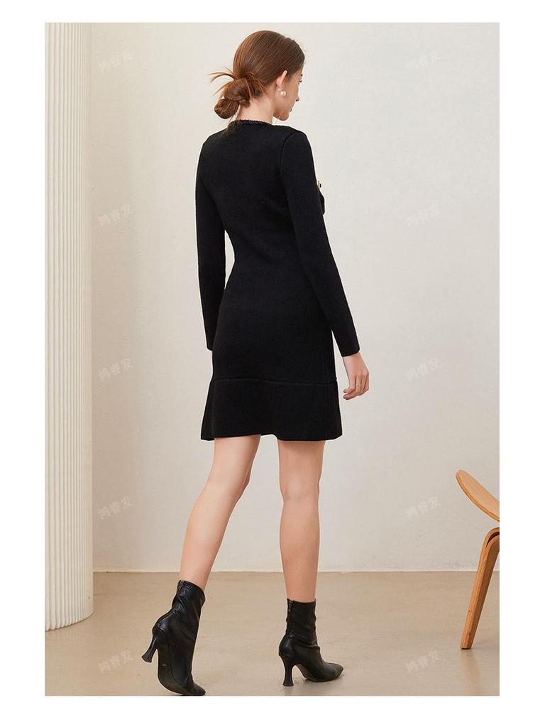 Elegant French High-End Mid-Length Knitted Dress with Heart Buckle for Early Spring