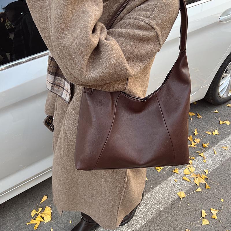 

Soft leather retro bag women s 2025 winter new fashionable large-capacity shoulder bag casual versatile commuter tote bag 34*10*32