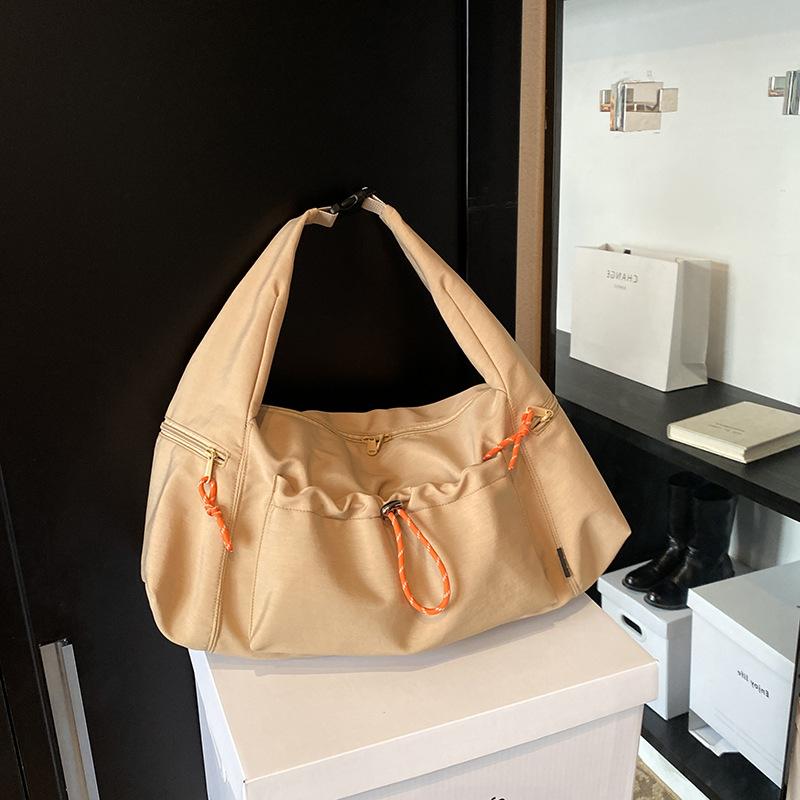Large capacity nylon cloth pleated bag women's autumn leisure 2025 new leisure messenger large bag commuter dumpling bag