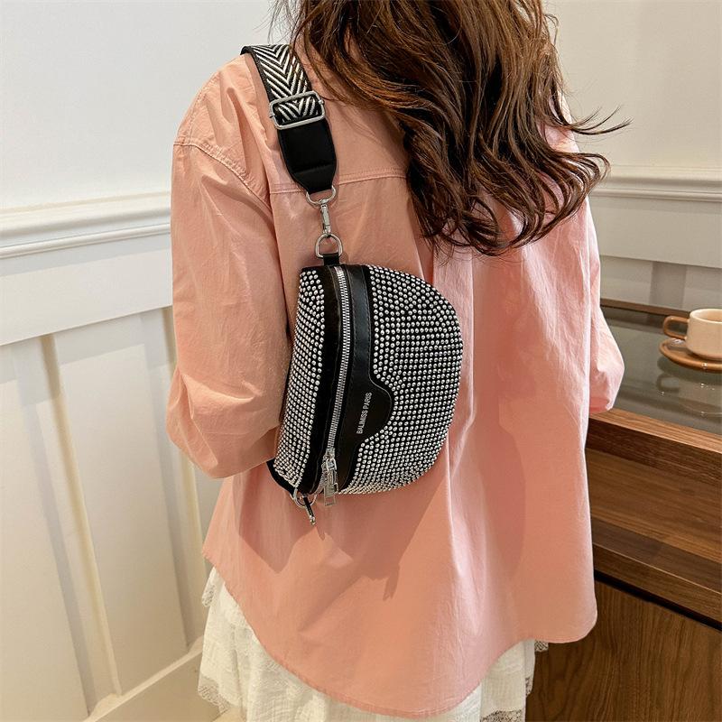2025 new bag simple and fashionable personalized summer shoulder bag messenger bag fanny pack beautiful niche design breast bag
