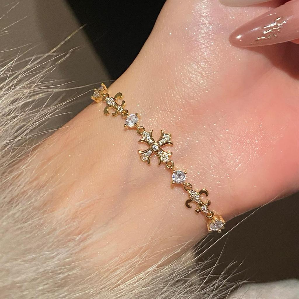Exquisite Zirconia Star Flower Bracelet: Fashionable, Versatile, and Elegant Women's Hand Jewelry