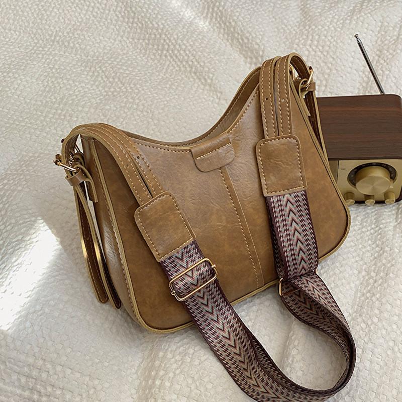 2024 New Retro Bag Female Korean Version Shoulder Bag Fashion Street Trend Leisure Commute Bucket Bag