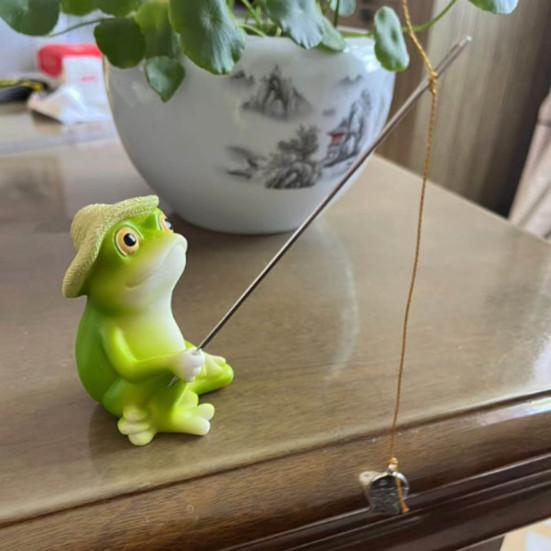 2Pcs/Set Garden Frog Figurine Mini Fishing Frog Statue Sitting Frog Holding Leaf Umbrella Pond Angler Frog Sculpture for Yard Landscape Indoor Outdoor
