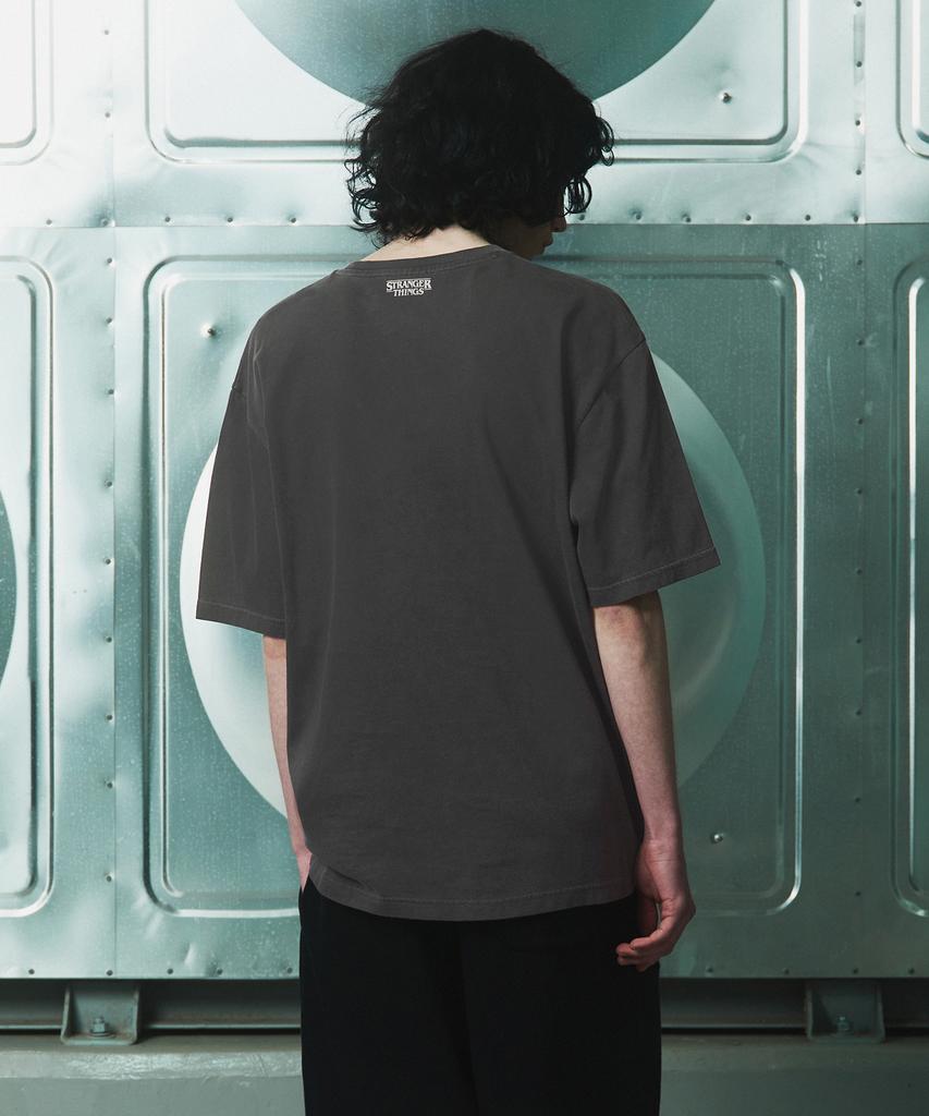 MUSINSA STANDARD [Stranger Things Collaboration] All Friends Welcome T-Shirt [Charcoal Grey]